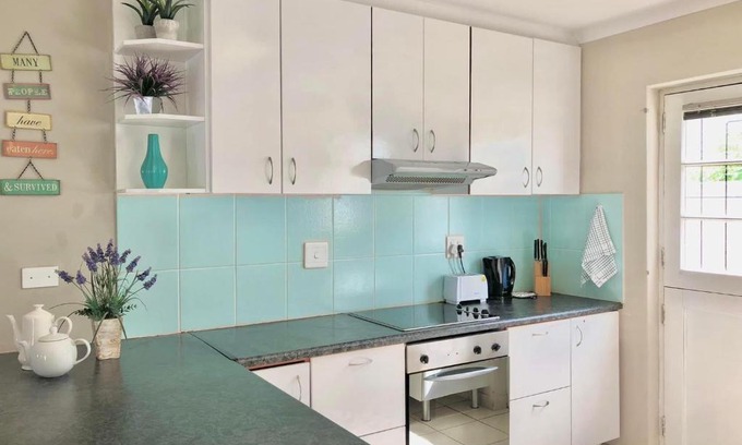 Gordons Bay Central House | Bay Breeze Guesthouse Selfcatering