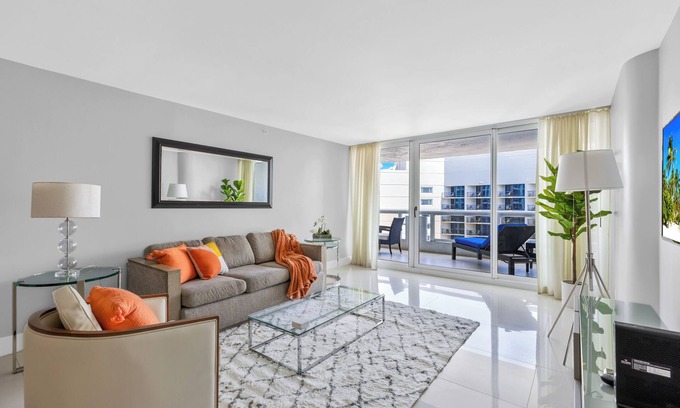 Downtown Miami Condo | Bay Overlooking Condo With Balcony
