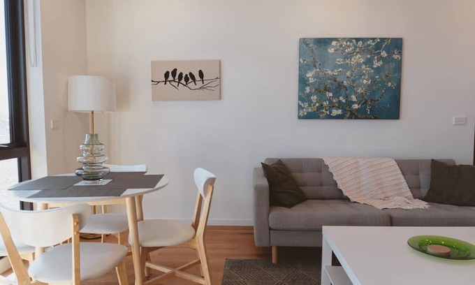 Heidelberg Heights Apartment | Bay St Retreat - 2BR 2Bath Stay