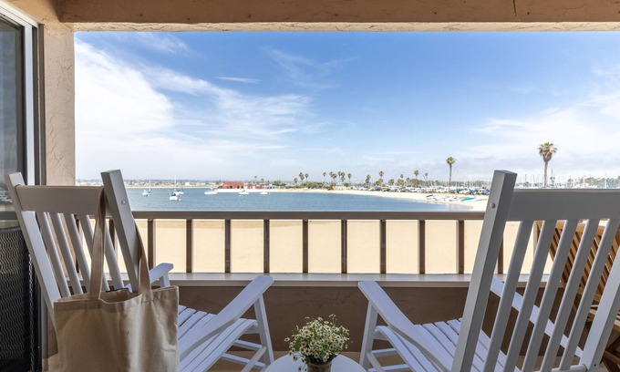 Central Mission Beach House | Bay View Buyout A by AvantStay | Mission Beach Home on the Sand | Sleeps 20