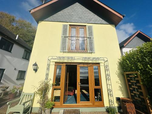 Pendine House | Bay View - holiday cottage by the sea with stunning views