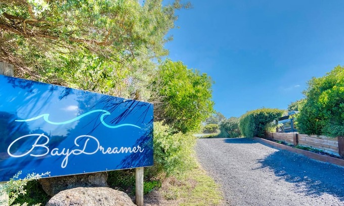 Venus Bay House | Baydreamer Retreat - luxurious home on an acre, only metres from the beach access.