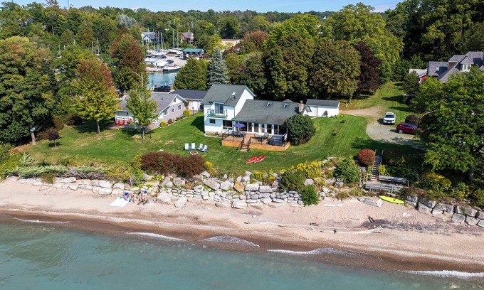 Bayfield Cottage | Bayfield Lakefront Retreat Sunset Hot Tub Sleeps 10