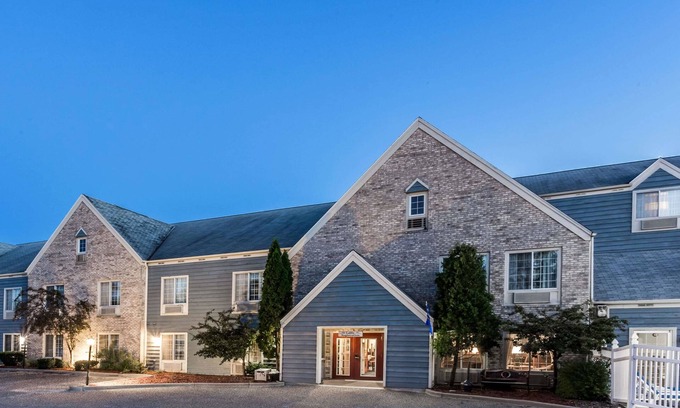 Mequon Hotel | Baymont by Wyndham Mequon Milwaukee Area