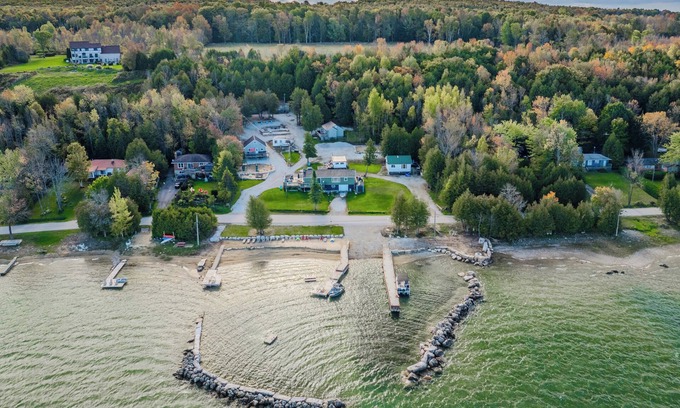 Wiarton Cabin | Bayshore Cottages: The Hawaii