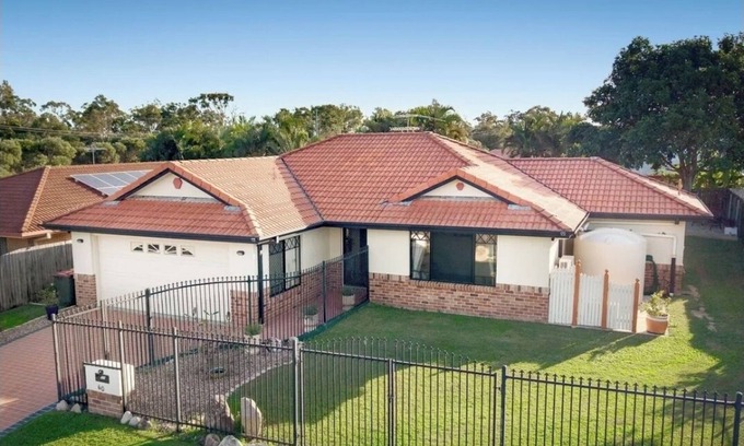Rothwell House | Bayside Bliss 8-Sleeper Family escape. Pet Friendly!