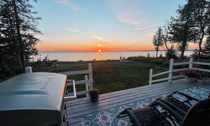 Kincheloe Cottage | Bayside Bungalow: Thanksgiving by the Lake – Gather with Family at Bayside