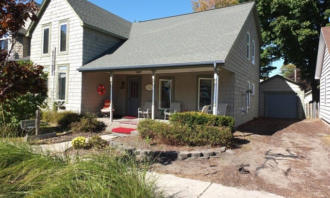 Frankfort House | Bayside Cottage - Large, Newly-Remodeled, and Great Location! Walk to Beach and Downtown!