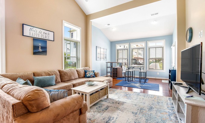 The Commons House | Bayside Resort Home w/Shared Pool, High-Speed WiFi, Central AC, & Washer/Dryer