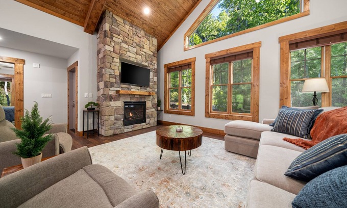 Skyland Cabin | Be the 1ST! NEW CONSTRUCTION 2023~LUXURY~Mtn Views~Hot Tub~Close to Everything!