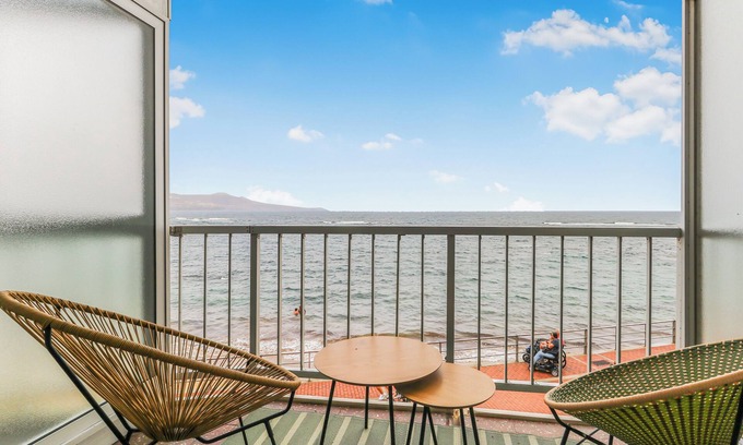 Las Palmas de Gran Canaria Apartment | Beachside Comfort Las Canteras