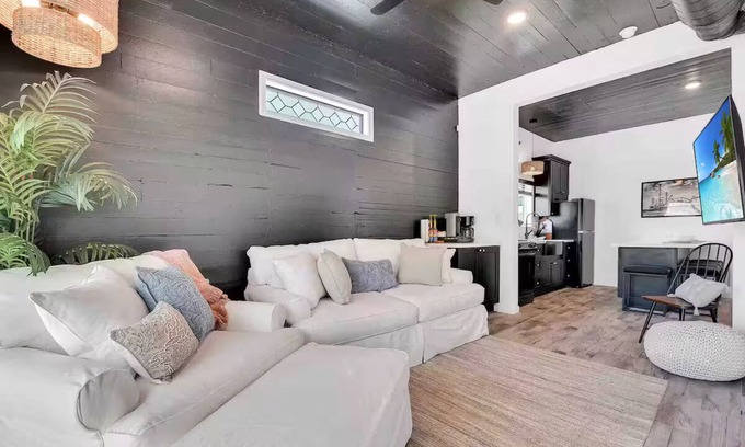 San Jacinto House | BEACH-2 block walk-HOT TUB-FIRE PIT-COFFEE BAR-BEACH GEAR PROVIDED-Galveston TX