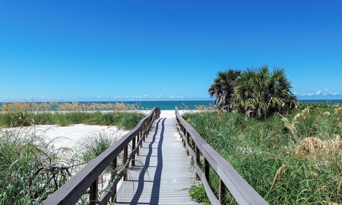 Treasure Island Condo | 🌴Beach Access Across The Street☀Heated Pool🐬Bungalows #4🐶Dogs Welcome!