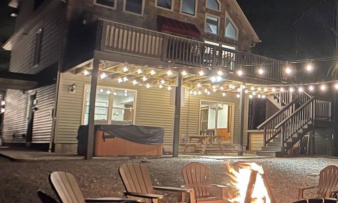 Lake Harmony Estates Ski Chalet | Beach access *Golf*Spacious*Private*HotTub *Firepit*Games*Sleeps16