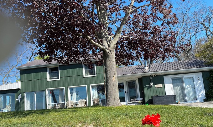 Dunnville Cottage | Beach and river front! Grand River and Lake Erie views!