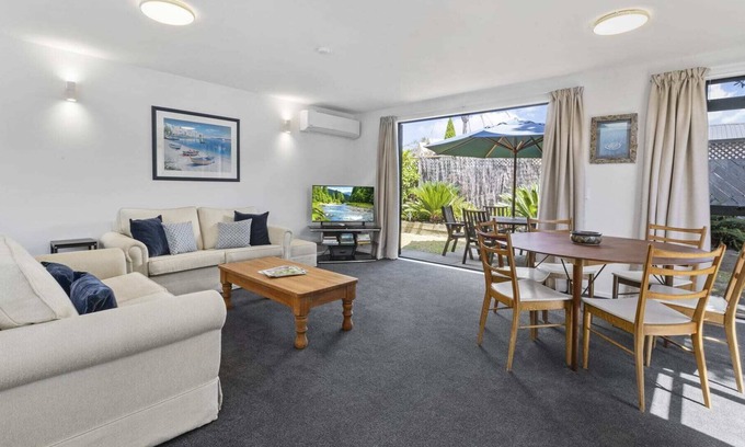 Omanu House | Beach bach on Oceanbeach Road
