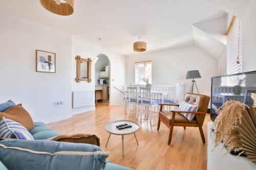 Barry House | Beach Breeze – Family 2-Bed Home in Barry