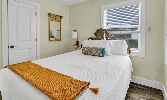 Safety Harbor House | Beach Bungalow 111: Cozy 2BR Bungalow Near DT