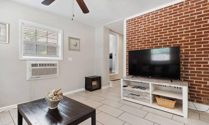 Saint Simons Island Apartment | Beach Cottage -optional BIKES - Walk 2 Shops & Fun