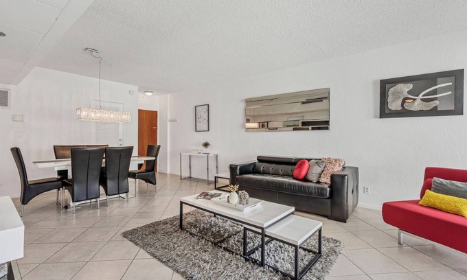 Hollywood South Central Beach Condo | Beach Escape at The Tides 1BR Pool, Wi-Fi & Parking