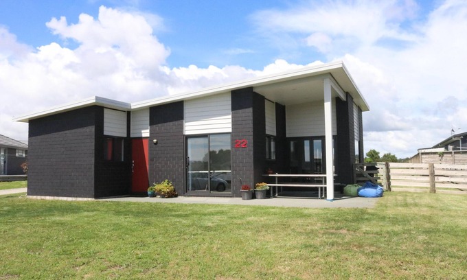Mangawhai Heads House | Beach Escape - Mangawhai - Modern, sunny fenced home in quiet cul-de-sac with fenced back yard