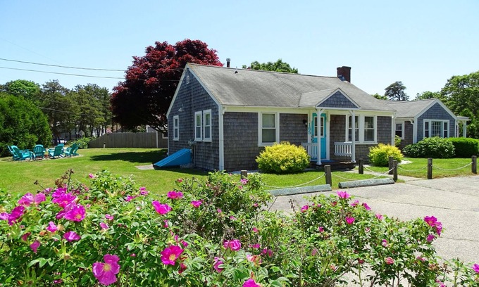 Dennis Port House | Beach family gateway, modern 5BR, walk to the beach, big yard, firepit