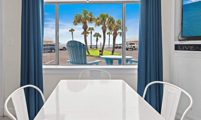 Crystal Beach House | ⚓BEACH FRONT- Beach Chairs Capri by the Gulf 101