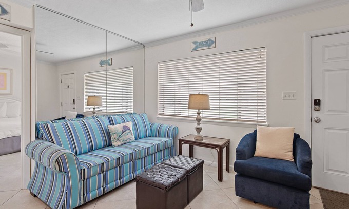 Crystal Beach House | 🌴BEACH FRONT- Chair Service-Capri by the Gulf 117