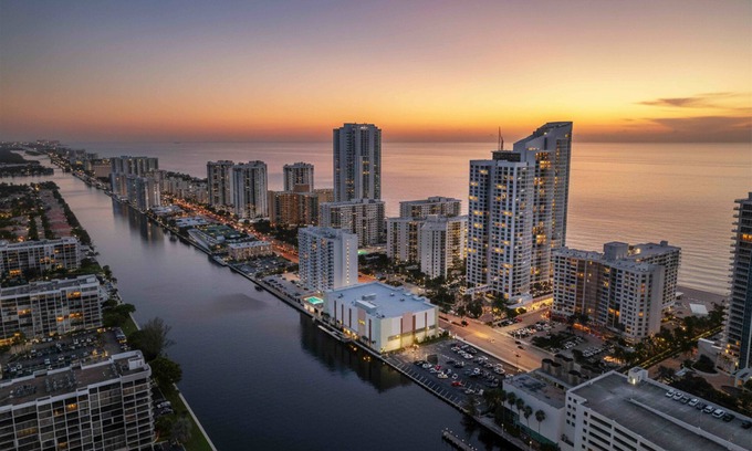 Hollywood South Central Beach Condo | Beach Front Condo in Hollywood Beach! | 2 Bed + 2Bath