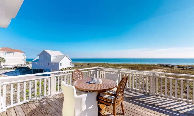 East End House | Beach Front Views, Private Pool, Private Mini-Putting Green, Free Beach Gear!