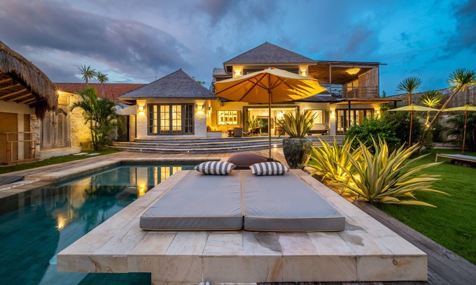 Lembongan Island Villa | Beach Front Villa with direct private access to a sandy beach