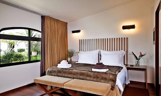 Albufeira Hotel | Beach Getaway! Outdoor Swimming Pool, Free Parking, Minutes' to Arrifes Beach!