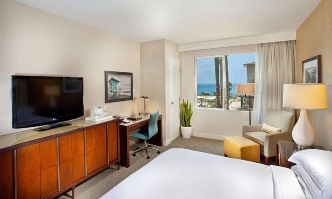 Carlsbad Hotel | Beach Getaway! Swimming Pool, Parking, Pets Allowed! Close to Flowers Field!