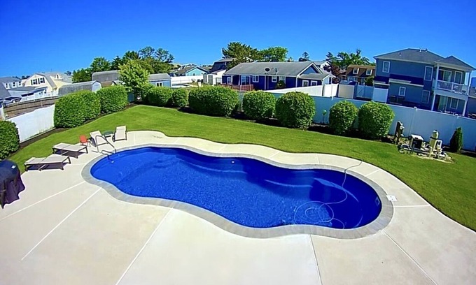 Southend House | Beach Getaway with Private Pool