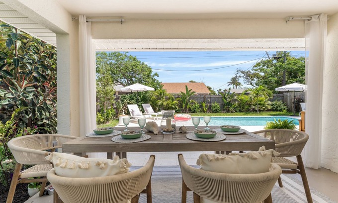 Naples Park Villa | Beach Hideaway/Heated Salt pool/2Bikes/3 Bd 2 Bath/BBQ