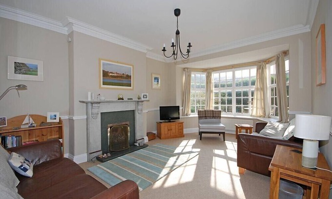 Alnmouth Cottage | BEACH HOUSE (ALNMOUTH), pet friendly, with open fire in Alnmouth