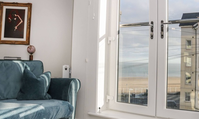 Colwyn Bay Cottage | BEACH HOUSE, family friendly, country holiday cottage in Colwyn Bay