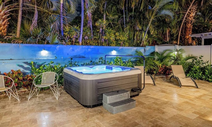 Lauderdale Beach Apartment | Beach House! + Hot Tub Paradise!
