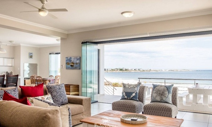 Britannia Bay House | Beach house, walk onto the beach
