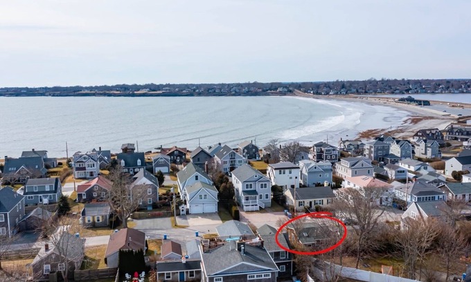 Newport East House | BEACH HOUSE/WINTER DISCOUNT! Walk to beach, cliff walk, restaurants and more!