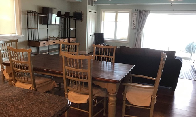Geneva-on-the-Lake Condo | BEACH LEVEL LAKE FRONT CONDO L02-5 Queen beds. Perfect for families with kids