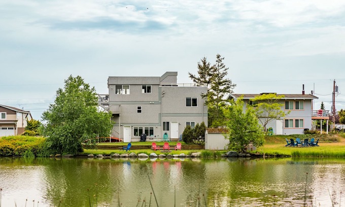 Coupeville House | Beach Look Out Retreat - Lake in Backyard, Hot Tub