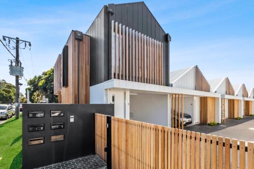 Ocean Grove Apartment | Beach Luxury On The Park - Brand New 2 bedroom 3 Bathroom Carport Shops 100m Beach 500m Aircon Heating Gas fireplace WIFI