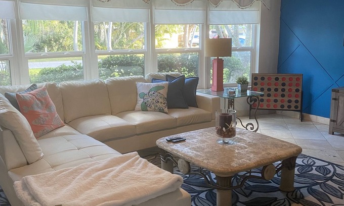 Boca Raton House | Beach, malls, dining, golf, casinos, pools and more! fun for family and friends