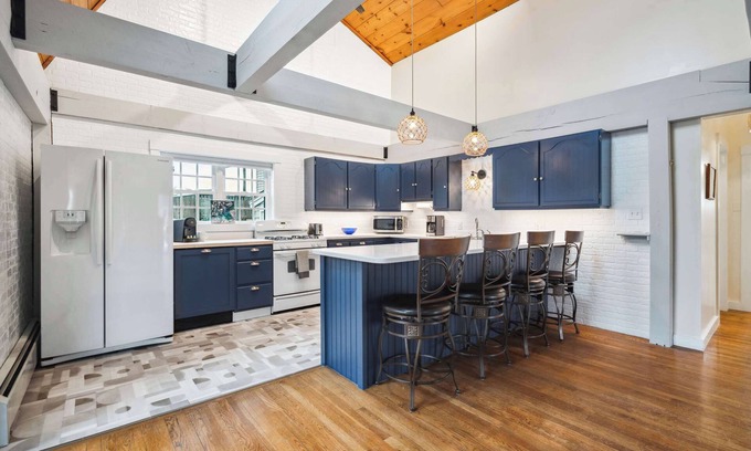 Newbury House | Beach Plum Cottage | Steps to Beach | Loft