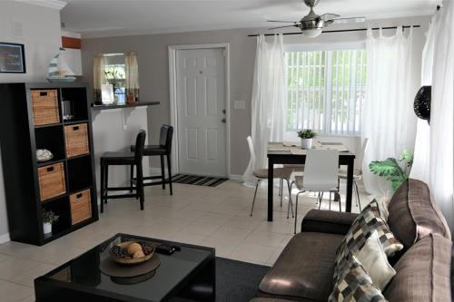 Caloosahatchee Apartment | Beach Resort in Cape Coral