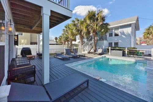 Jacksonville Beach House | Beach Retreat Complex w Pool - Sleeps 25