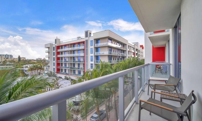 Hollywood Condo | Beach stay|rooftop pool|Hollywood Beach
