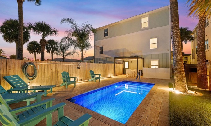 Jacksonville Beach House | Beach townhouse w/heated pool & games, 1 1/2 blocks to the beach