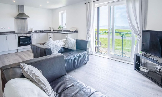 Llanelli Apartment | Beach View - 2 Bedroom Apartment - Llanelli